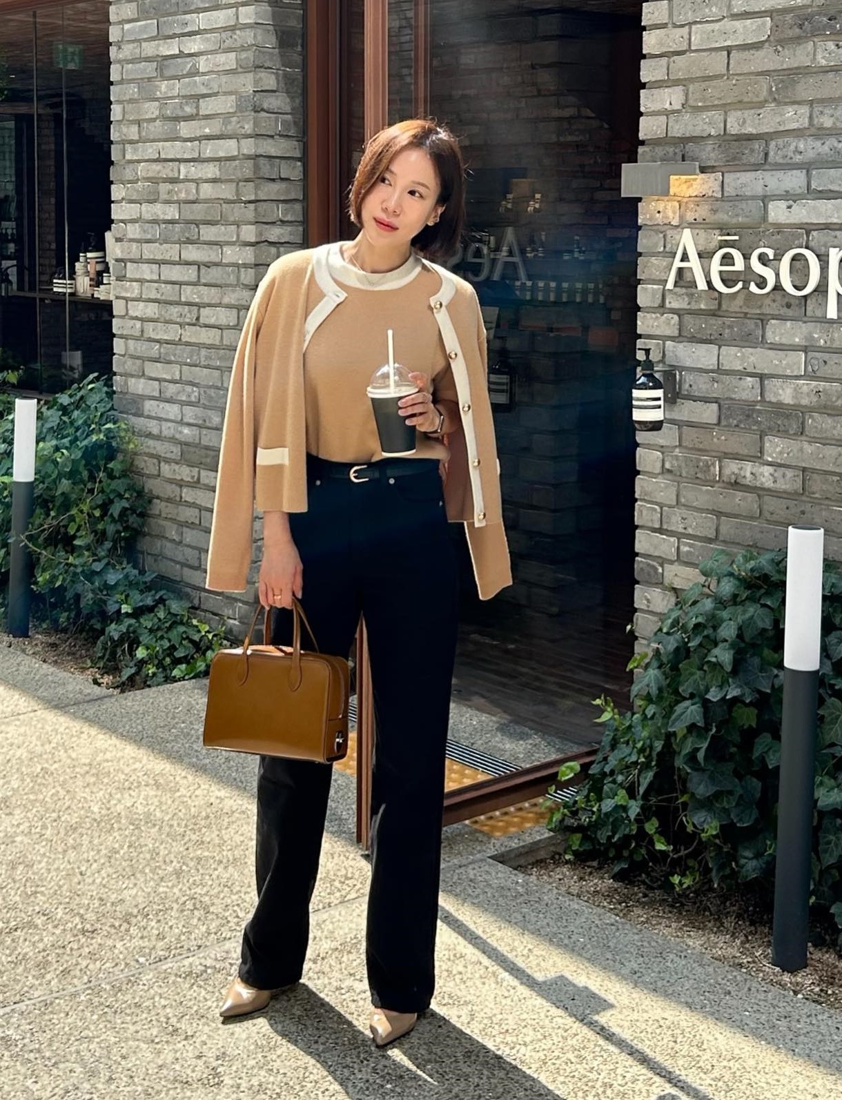 10 set trang phục màu trung tính cho những ai không thích diện đồ màu mè đón Tết-9