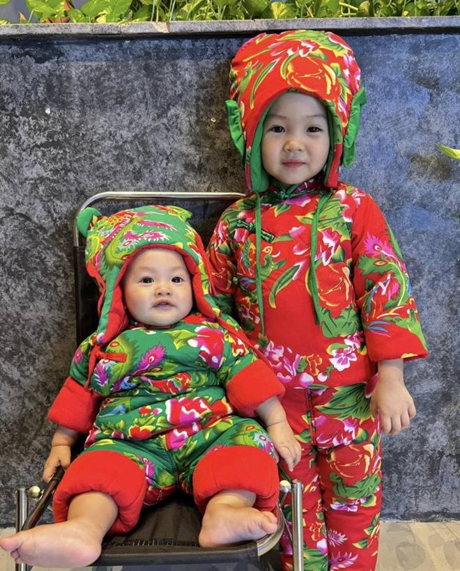 Đàm Thu Trang khoe cặp nhóc tì Suchin Sutin diện đồ Tết hot trend do bà ngoại ở Lạng Sơn tặng, giá bình dân dễ mua-1