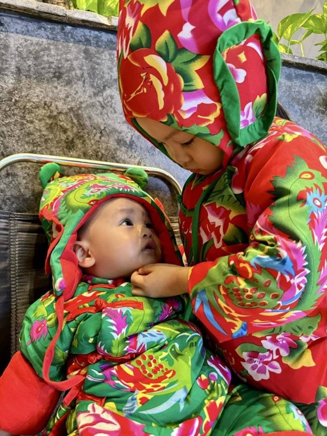 Đàm Thu Trang khoe cặp nhóc tì Suchin Sutin diện đồ Tết hot trend do bà ngoại ở Lạng Sơn tặng, giá bình dân dễ mua-2