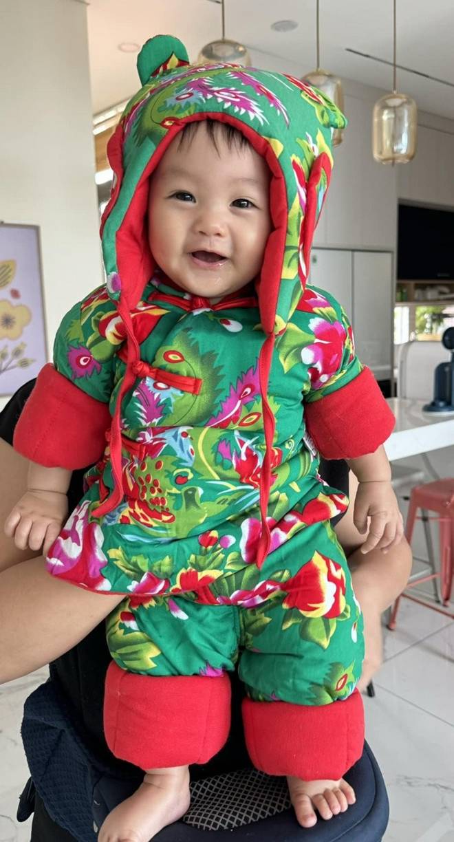Đàm Thu Trang khoe cặp nhóc tì Suchin Sutin diện đồ Tết hot trend do bà ngoại ở Lạng Sơn tặng, giá bình dân dễ mua-3
