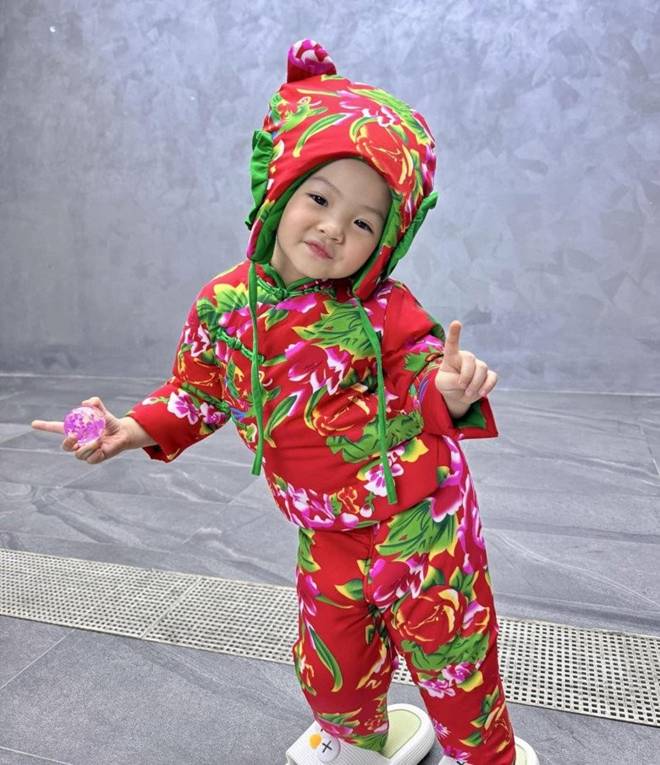Đàm Thu Trang khoe cặp nhóc tì Suchin Sutin diện đồ Tết hot trend do bà ngoại ở Lạng Sơn tặng, giá bình dân dễ mua-4