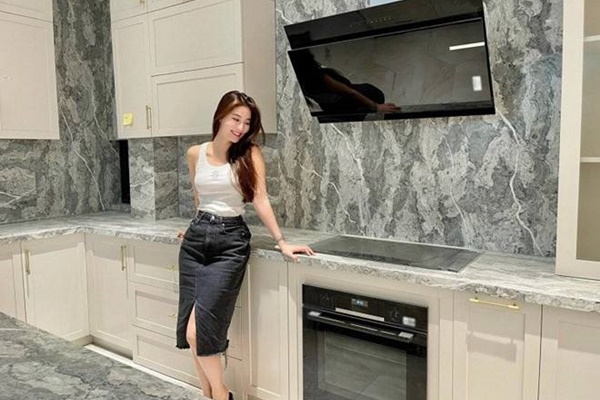Diễm My 9X lần đầu hé lộ ngóc ngách ngập sắc Xuân bên trong ngôi biệt thự bề thế do mẹ chồng tặng làm quà cưới-9