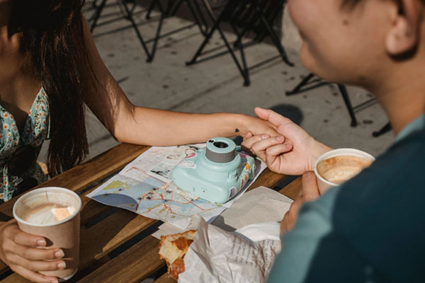 Có gì sai khi bỏ 50.000 đồng để hẹn hò lần đầu ở quán cà phê?-1