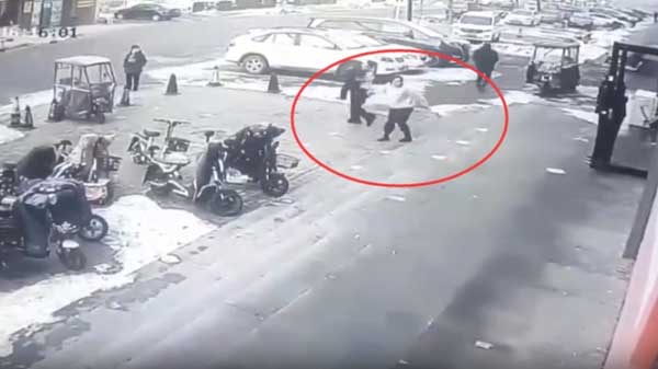 Bà mẹ trẻ đăng video quay cảnh cô giáo ôm con mình quỳ giữa đường cản chiếc xe ô tô, dân mạng khen hết lời khi biết sự thật-1