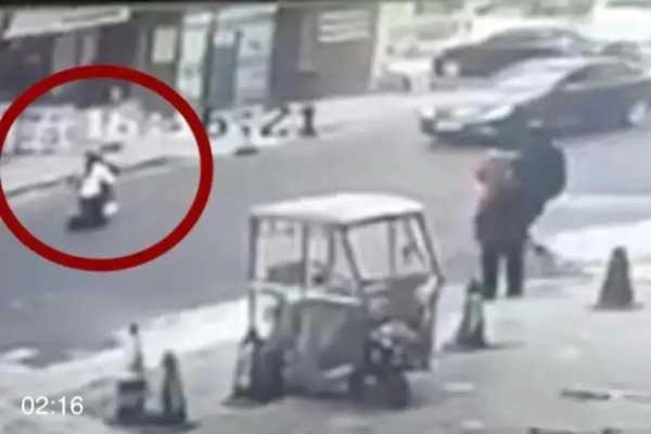 Bà mẹ trẻ đăng video quay cảnh cô giáo ôm con mình quỳ giữa đường cản chiếc xe ô tô, dân mạng khen hết lời khi biết sự thật-2