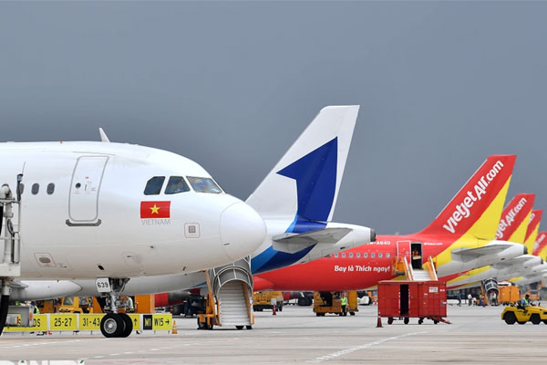 Giá vé máy bay Tết cao ngất ngưởng, bay tờ mờ sáng cũng đắt-1