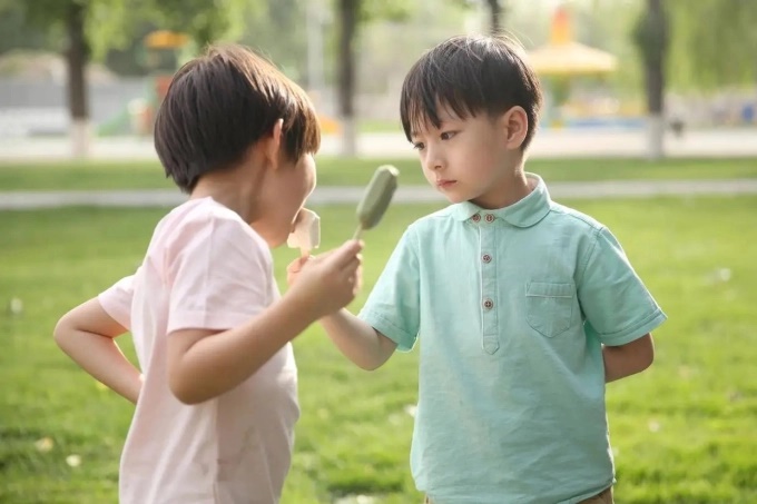 4 hành động của con trông thì thông minh nhưng thực chất bất ổn nhiều hơn: Cha mẹ nhận biết sớm để kịp thời giúp đỡ con-1