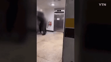 Nam sinh hành hung dã man bác bảo vệ lớn tuổi vì bị nhắc nhở, toàn bộ diễn biến được ghi lại gây chấn động Hàn Quốc-1