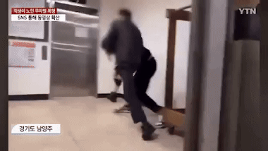 Nam sinh hành hung dã man bác bảo vệ lớn tuổi vì bị nhắc nhở, toàn bộ diễn biến được ghi lại gây chấn động Hàn Quốc-2