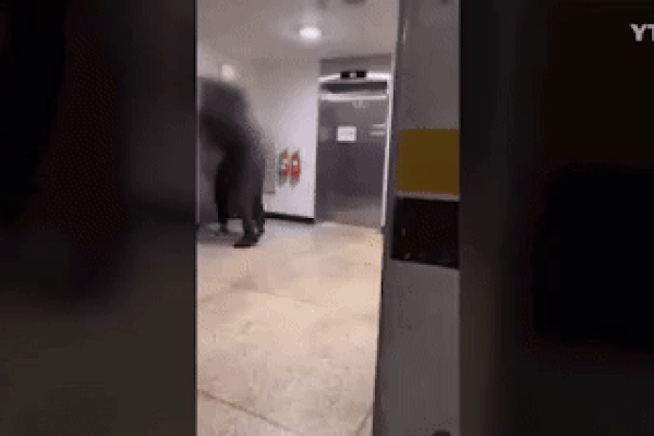 Hàn Quốc: Nữ nhân viên cửa hàng bị đánh dã man chỉ vì... để tóc ngắn-2