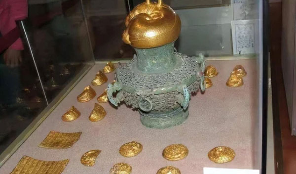 Đang đào mương thì đụng phải bình cổ đựng 40kg vàng, chuyên gia lập tức được mời tới, 3 anh em có quyết định bất ngờ khiến cả làng tẩy chay-2