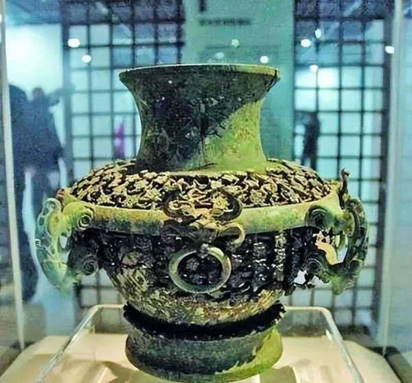 Đang đào mương thì đụng phải bình cổ đựng 40kg vàng, chuyên gia lập tức được mời tới, 3 anh em có quyết định bất ngờ khiến cả làng tẩy chay-3