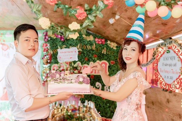 Thêm một chuyện tình đũa lệch nổi tiếng Cao Bằng: Cô dâu 72 tuổi lên xe hoa lần 3 với chồng trẻ mặc con cháu phản đối-9