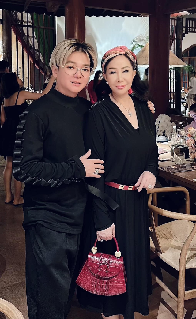 Nam ca sĩ Việt cưới vợ hơn 8 tuổi, 30 năm không có con vẫn tình tứ hôn nhau mỗi ngày, tuổi U60 trẻ trung-5