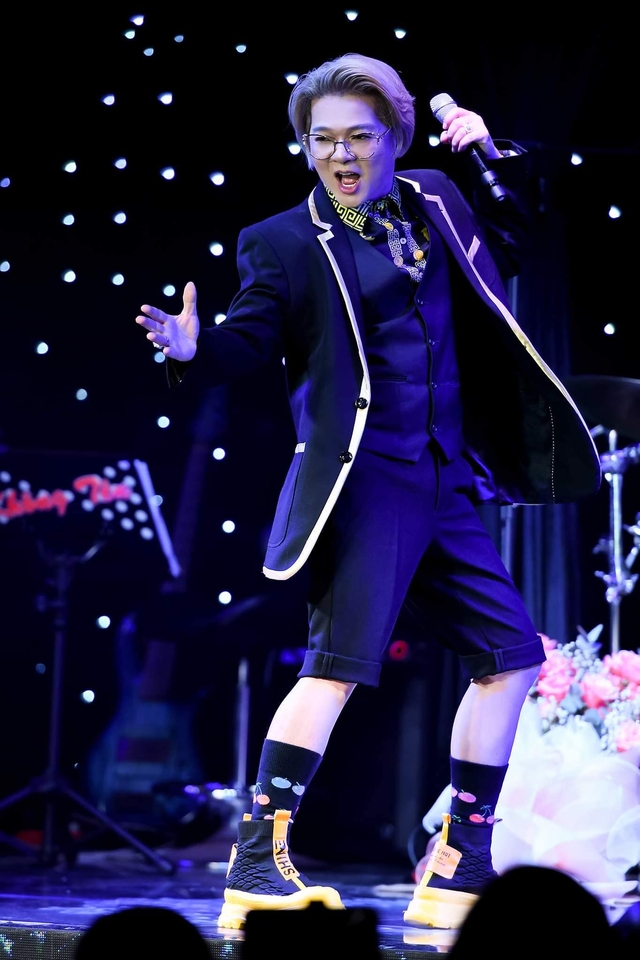 Nam ca sĩ Việt cưới vợ hơn 8 tuổi, 30 năm không có con vẫn tình tứ hôn nhau mỗi ngày, tuổi U60 trẻ trung-1