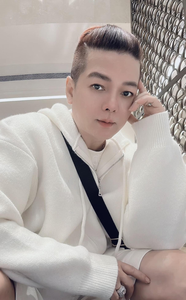 Nam ca sĩ Việt cưới vợ hơn 8 tuổi, 30 năm không có con vẫn tình tứ hôn nhau mỗi ngày, tuổi U60 trẻ trung-3