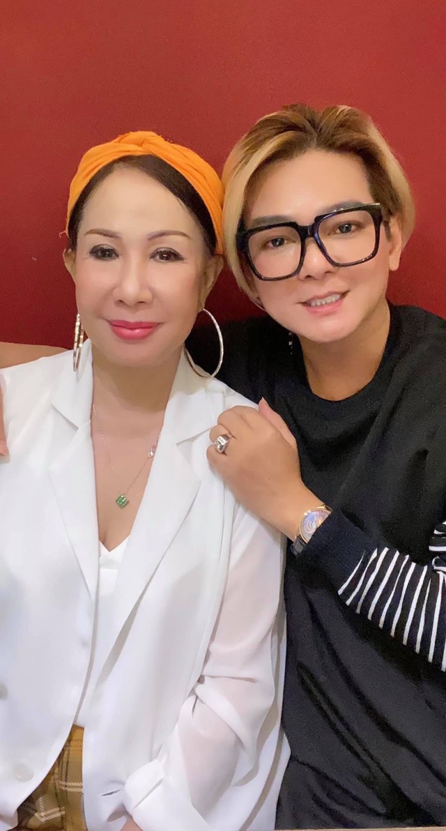 Nam ca sĩ Việt cưới vợ hơn 8 tuổi, 30 năm không có con vẫn tình tứ hôn nhau mỗi ngày, tuổi U60 trẻ trung-6