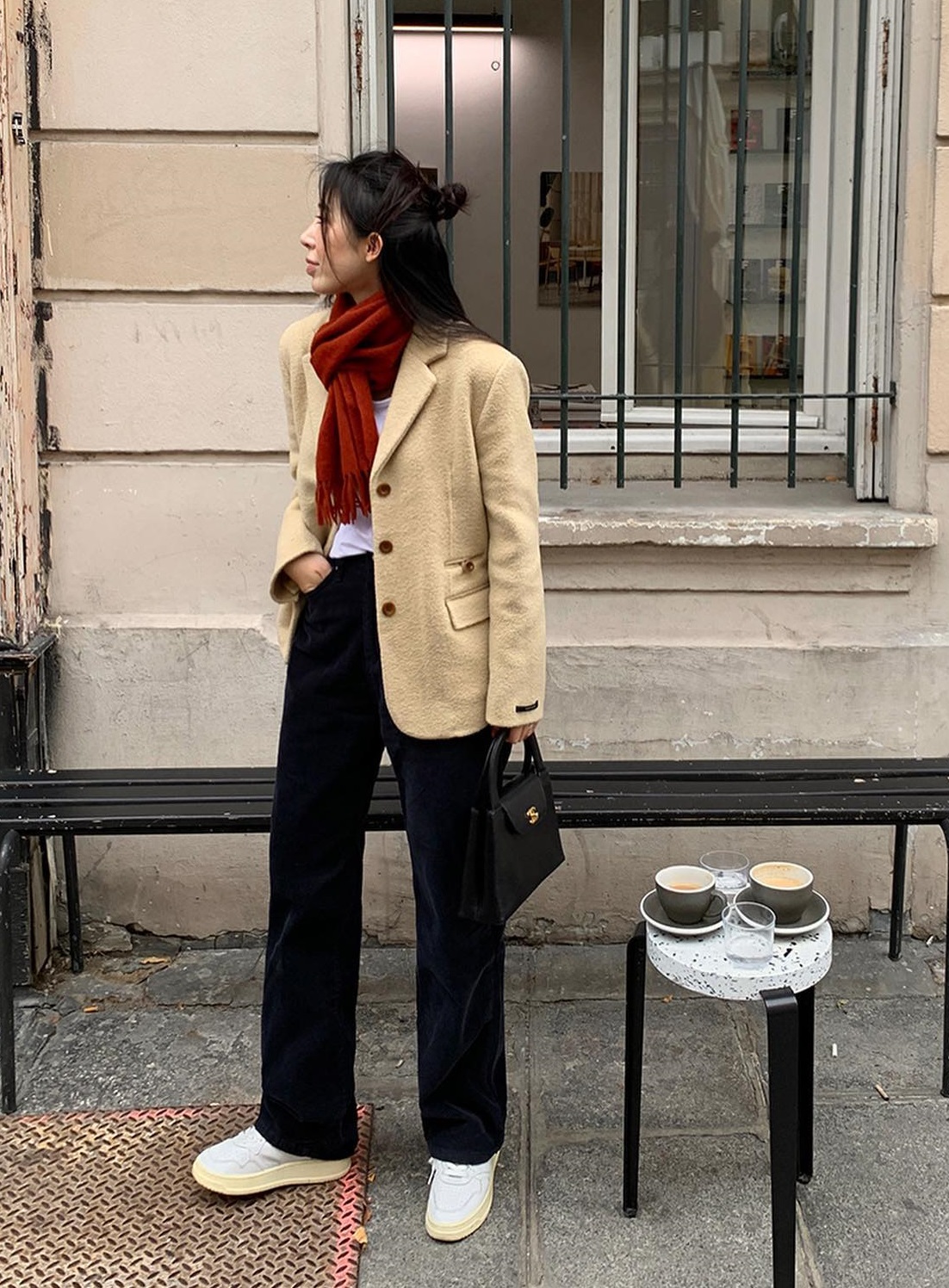 Tham khảo 10 cách diện áo blazer sáng màu để trẻ hóa phong cách-2