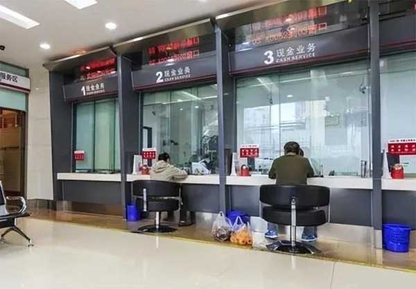 Người phụ nữ gửi ngân hàng hơn 34 tỷ đồng, 4 năm sau tài khoản bằng 0: Cảnh sát vào cuộc điều tra, 1 người bị bắt giữ-2