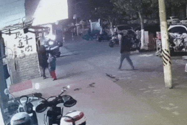 Clip: Pin xe máy đang sạc phát nổ, cả gia đình hoảng sợ bỏ chạy-1