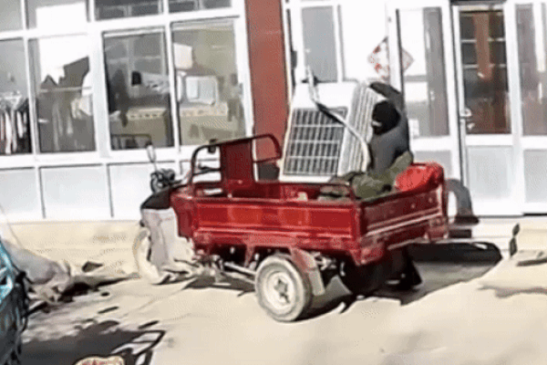 Clip: Trộm phá cửa, lái xe ba bánh vào nhà dân cuỗm điều hòa