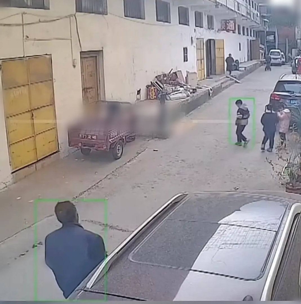 3 đứa trẻ ném pháo vào kho hàng, bị phát hiện còn gân cổ cãi, netizen: Đừng nghĩ trẻ con có biết gì đâu!-1