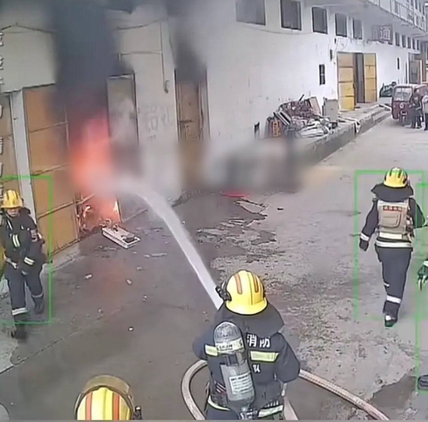 3 đứa trẻ ném pháo vào kho hàng, bị phát hiện còn gân cổ cãi, netizen: Đừng nghĩ trẻ con có biết gì đâu!-3