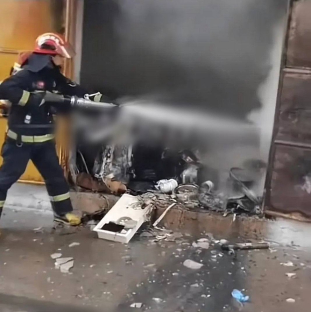 3 đứa trẻ ném pháo vào kho hàng, bị phát hiện còn gân cổ cãi, netizen: Đừng nghĩ trẻ con có biết gì đâu!-4