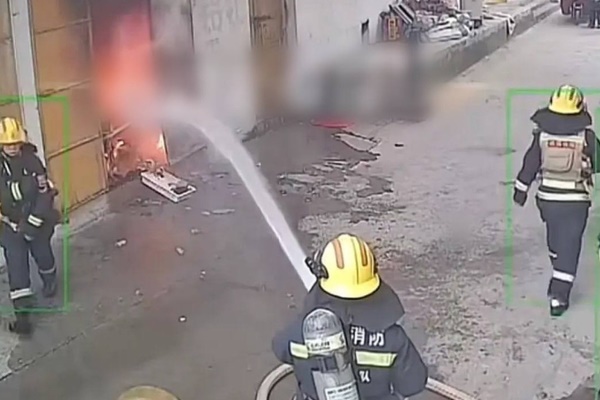 Clip: Nghịch dại ném pháo xuống cống, bé trai gây ra vụ nổ kinh hoàng-1