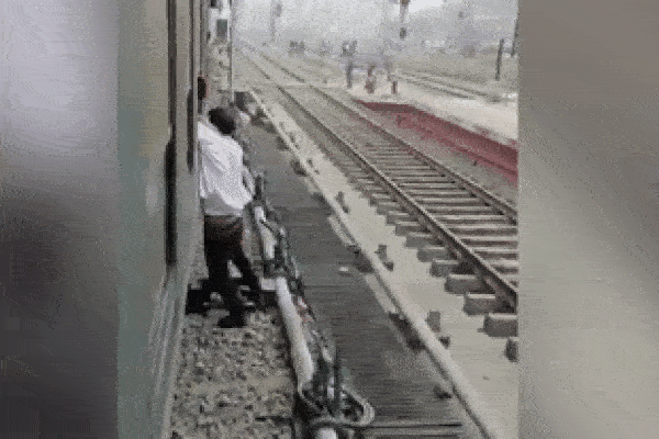 Tên cướp bị hành khách giữ chặt trên cửa sổ, tàu hỏa kéo đi gần 1km