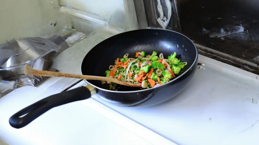 Muốn chảo chống dính bền, lâu tróc khi mới mua về nhớ rửa bằng thứ đồ uống mà chúng ta rất hay dùng này-1