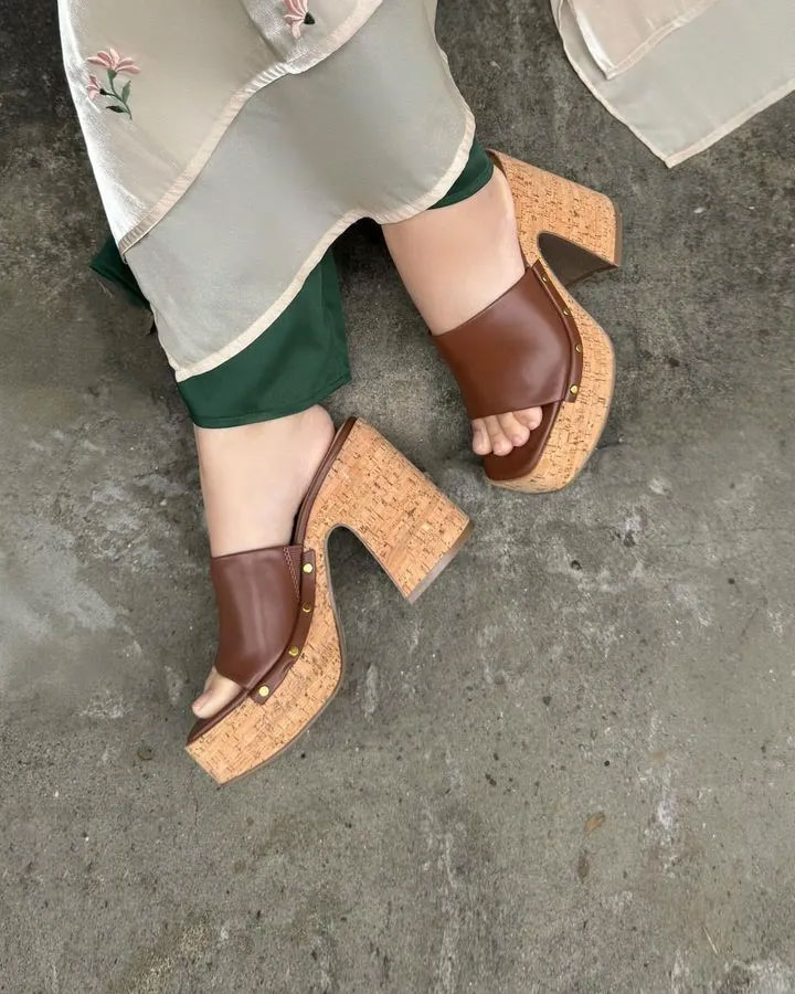 Hội bạn thân vợ cầu thủ rủ nhau diện áo dài đón Tết, Doãn Hải My ra dáng nàng dâu mới-4