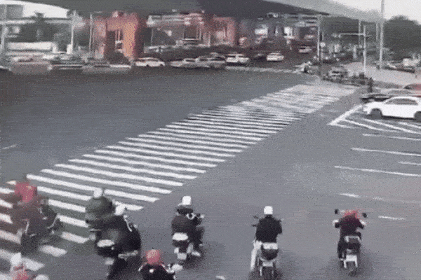 Clip: Ô tô tông trúng 7 xe máy trên phố khiến nhiều người bị thương