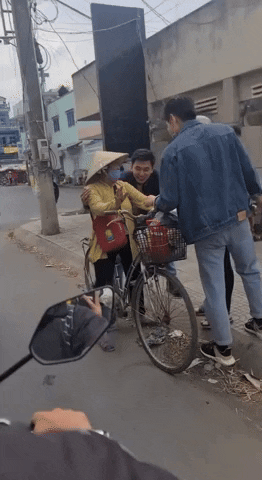 Travel Blogger Khoai Lang Thang bị team qua đường” bắt gặp, một chi tiết khiến ai cũng thấy ấm lòng-2