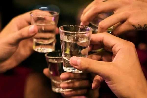 Ngày đầu đi làm bị sếp ép rượu, cô gái GenZ lập tức tố cáo-1