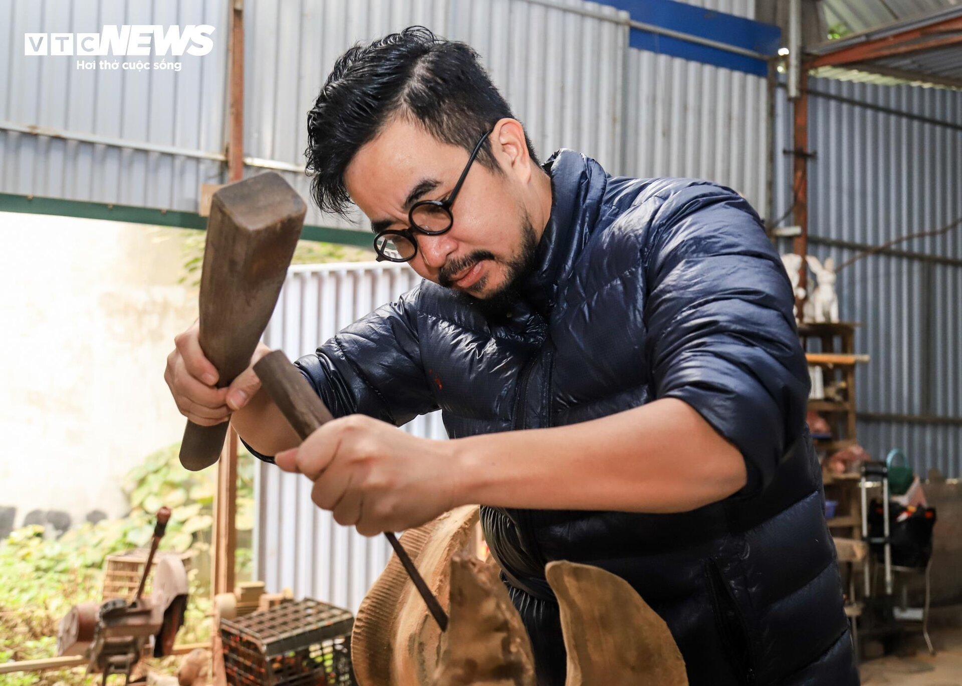 Nghệ nhân sơn mài chế tác 1.000 tác phẩm rồng độc bản đón Tết Giáp Thìn 2024-2