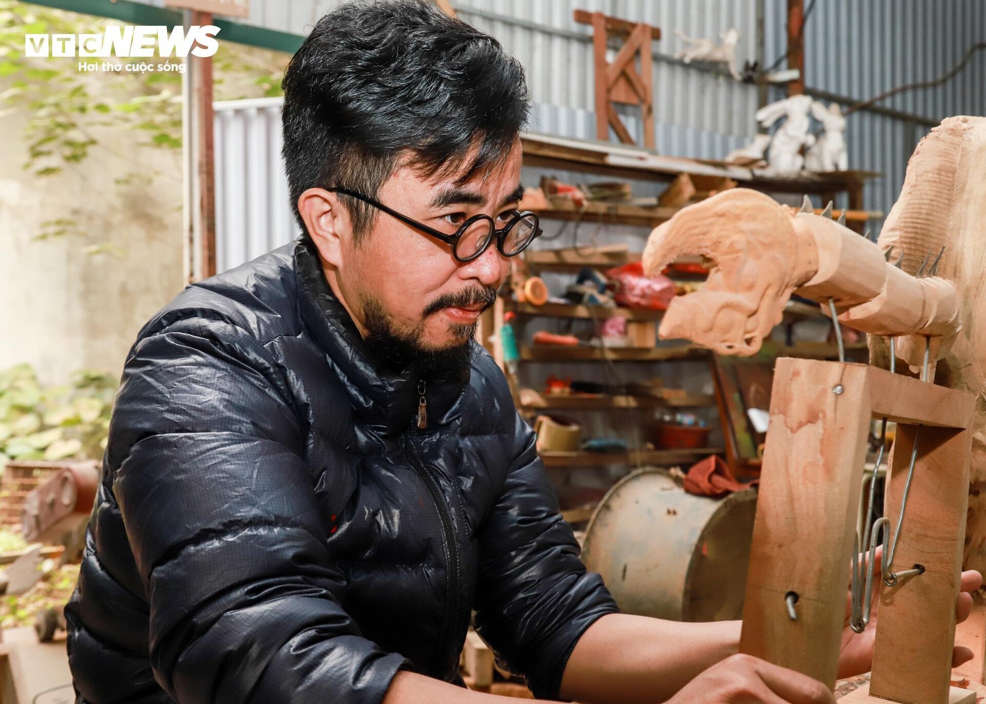 Nghệ nhân sơn mài chế tác 1.000 tác phẩm rồng độc bản đón Tết Giáp Thìn 2024-4