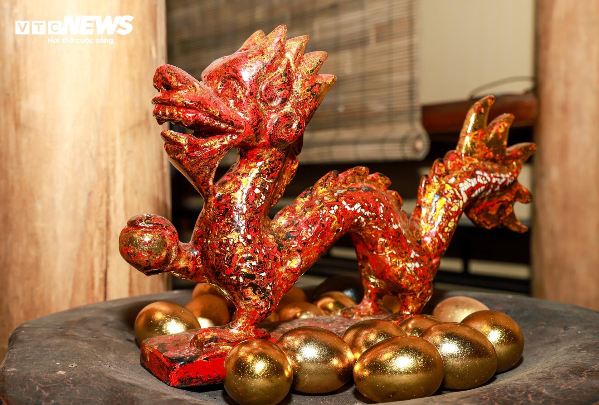 Nghệ nhân sơn mài chế tác 1.000 tác phẩm rồng độc bản đón Tết Giáp Thìn 2024-1