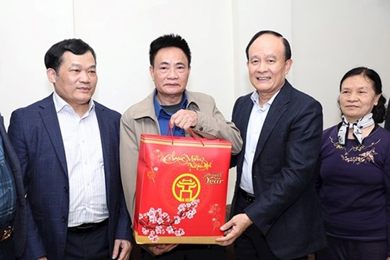 Chủ tịch HĐND Thành phố Nguyễn Ngọc Tuấn thăm, tặng quà các gia đình chính sách quận Hoàn Kiếm và huyện Thường Tín