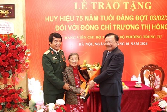 Bí thư Thành ủy Đinh Tiến Dũng trao Huy hiệu 75 năm tuổi Đảng tặng đảng viên lão thành quận Đống Đa