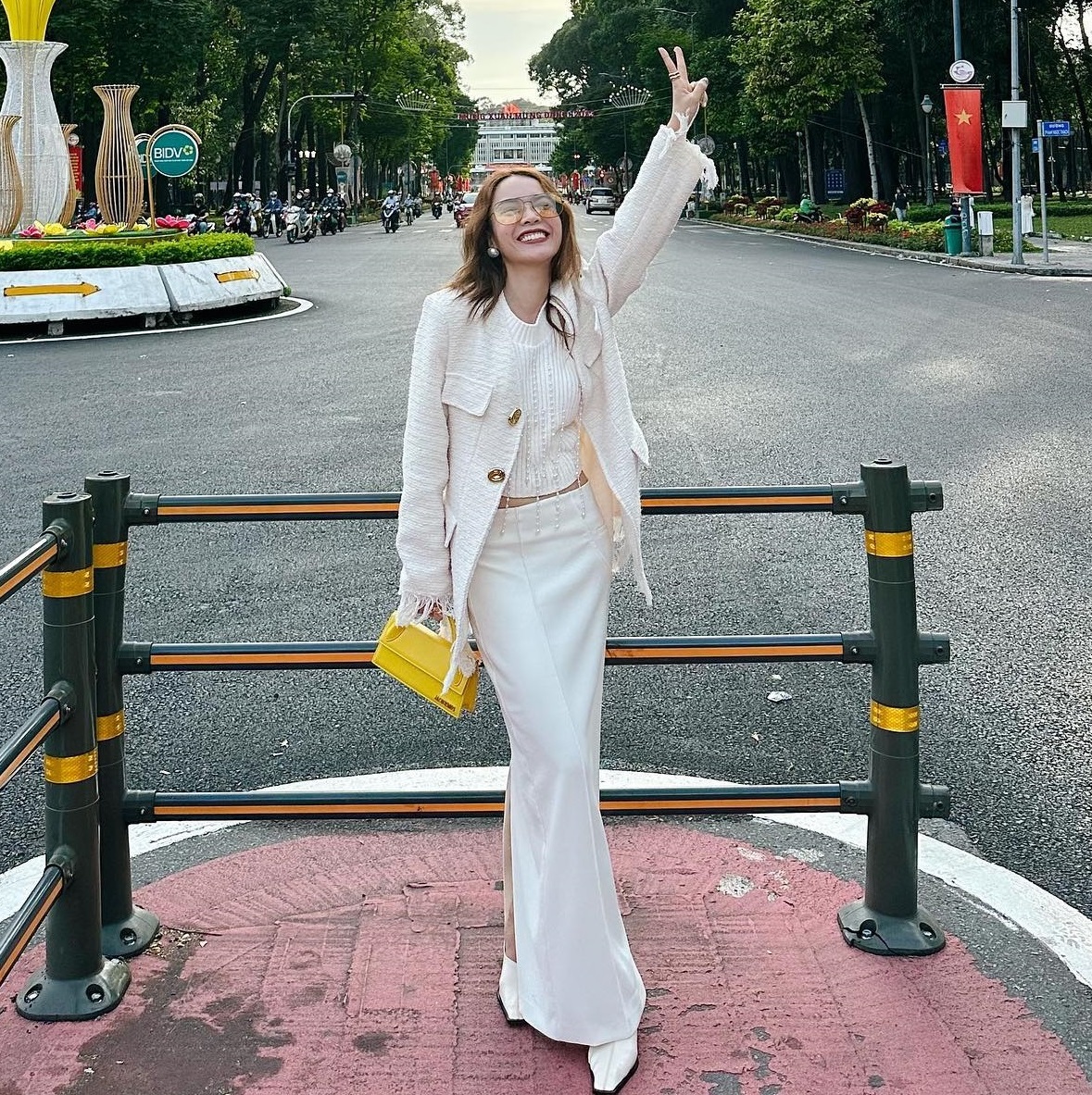 Mặc áo trắng trẻ trung và thanh lịch như mỹ nhân Việt-10