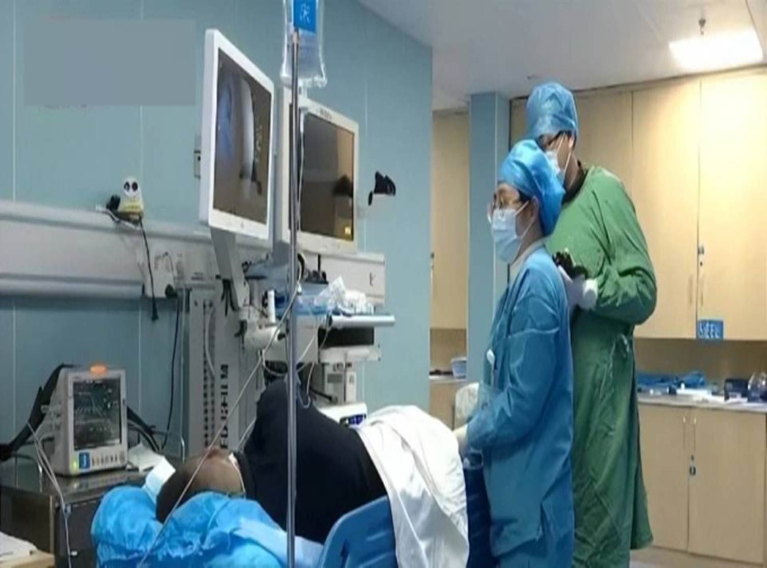 24 tuổi đã bị ung thư ruột nhắm tới chỉ bởi một thức uống vui miệng, bác sĩ cảnh báo thói xấu nhiều người hay mắc-1