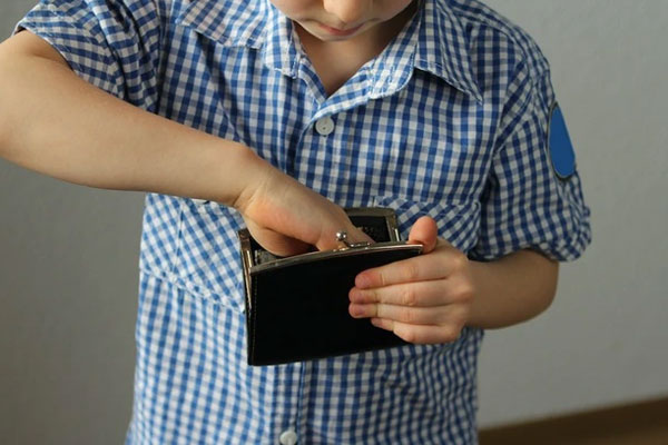 Clip: Nhân viên siêu thị nhanh trí ném chai nước ngọt hạ gục tên trộm-1