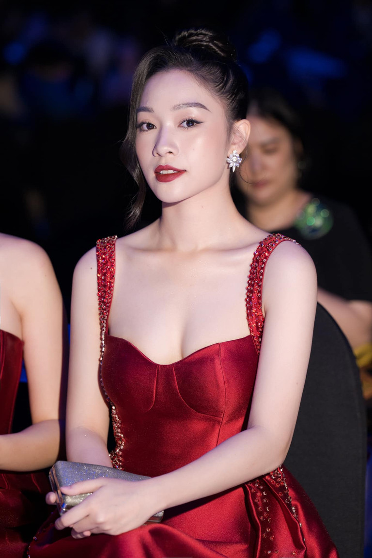 Nhan sắc MC thời tiết Hạnh Quyên xinh như hoa hậu của VTV-15