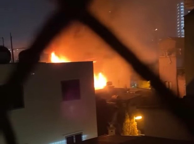 Hà Nội: Cháy nhà trong ngõ nhỏ Định Công, giải cứu 2 người mắc kẹt-1