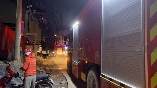 Hà Nội: Cháy nhà trong ngõ nhỏ Định Công, giải cứu 2 người mắc kẹt-3