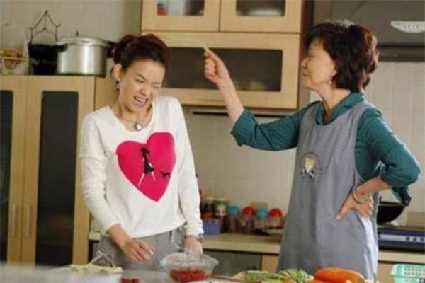 Về nhà chồng năm đầu, nàng dâu mới liền trở mặt với mẹ chồng vì mâm cỗ ngày Tết-1