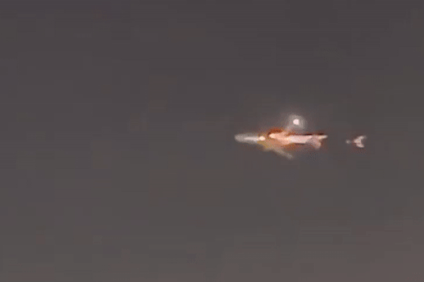 Clip: Máy bay bất ngờ bốc cháy giữa không trung khi vừa cất cánh
