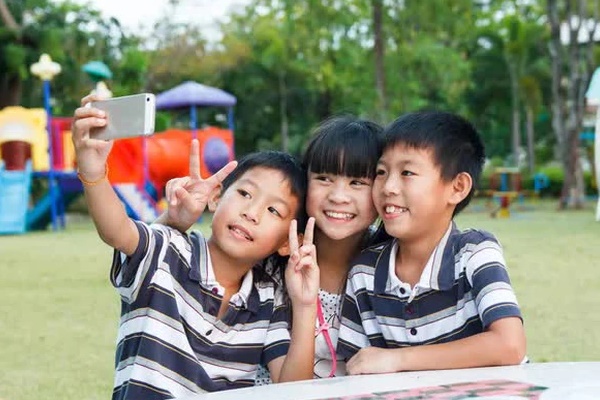 Vợ Tây của Bùi Tiến Dũng tiết lộ sự thật về con trai, tưởng trò nghịch ngợm nhưng lại là thói quen cực tốt-3