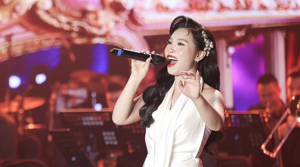 Từ vụ Lưu Thiên Hương bị ném điện thoại vào mặt: Nhìn lại những vụ tố đồng nghiệp trong showbiz Việt-4